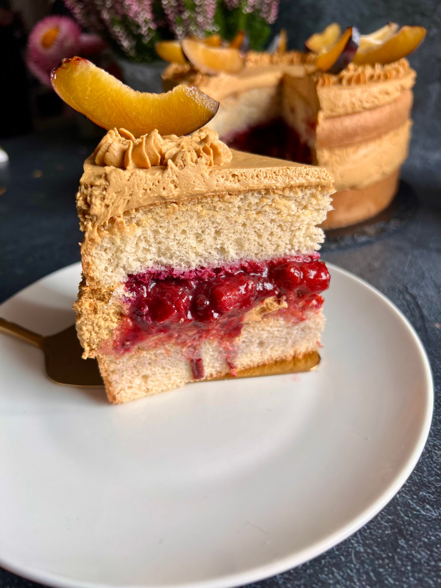 Tort kajmakowy ze śliwkami bez cukru i glutenu