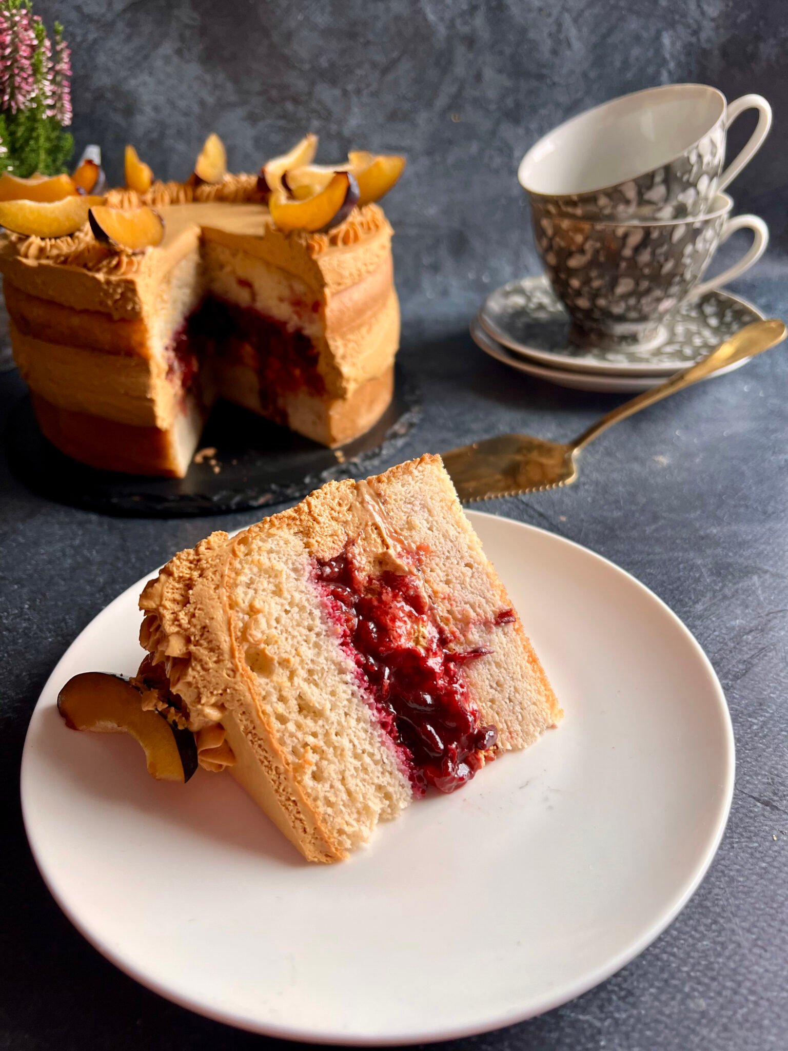 Tort kajmakowy ze śliwkami bez cukru i glutenu