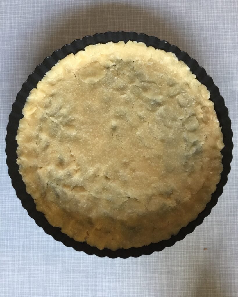 Keto tarta z kozim serem, dymką i miętą