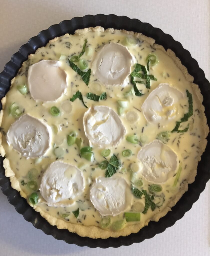 Keto tarta z kozim serem, dymką i miętą