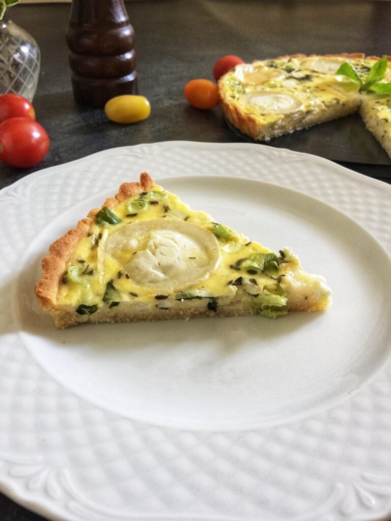 Keto tarta z kozim serem, dymką i miętą