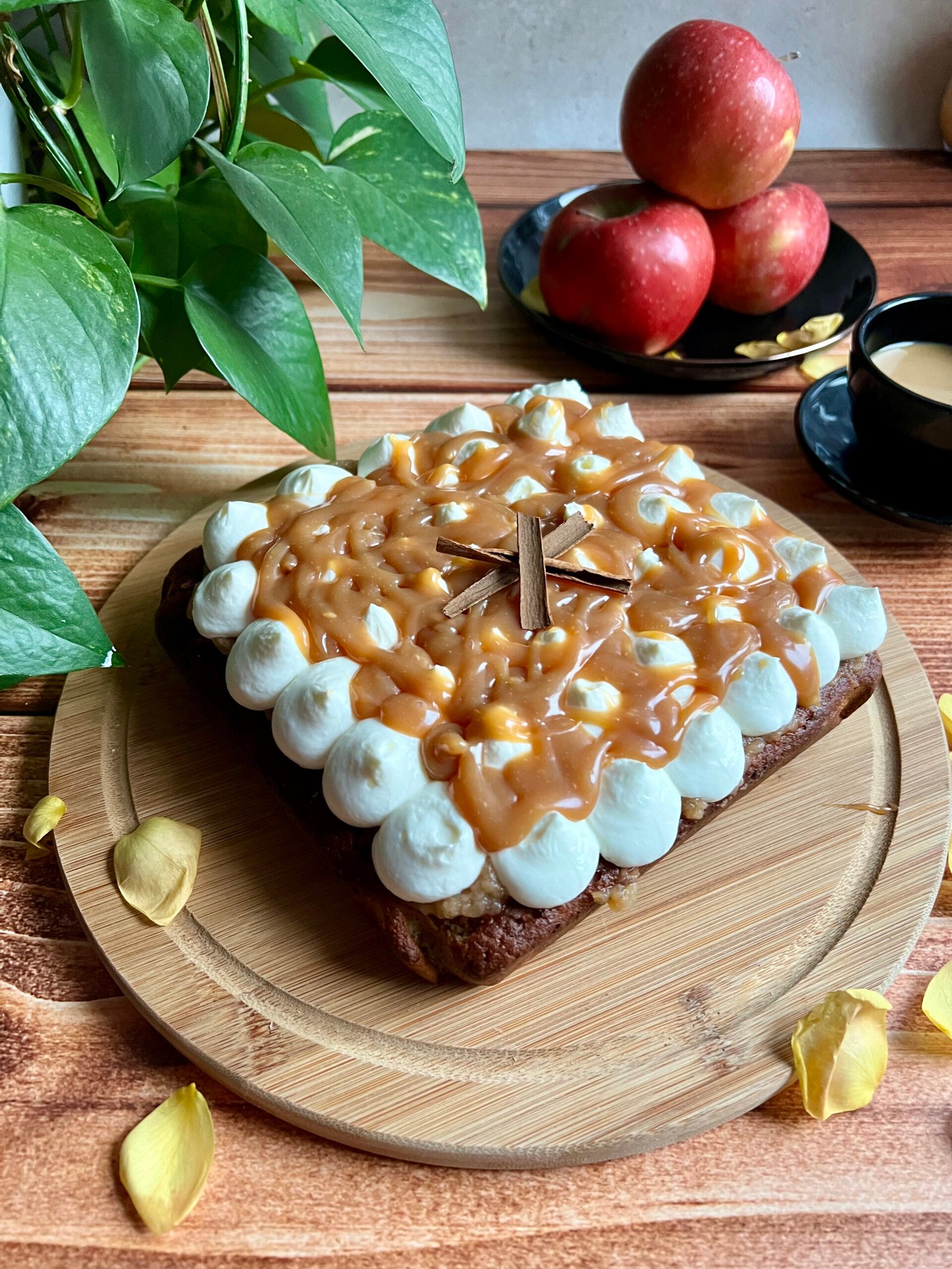 Keto ciasto jabłkowe z karmelem i kremem