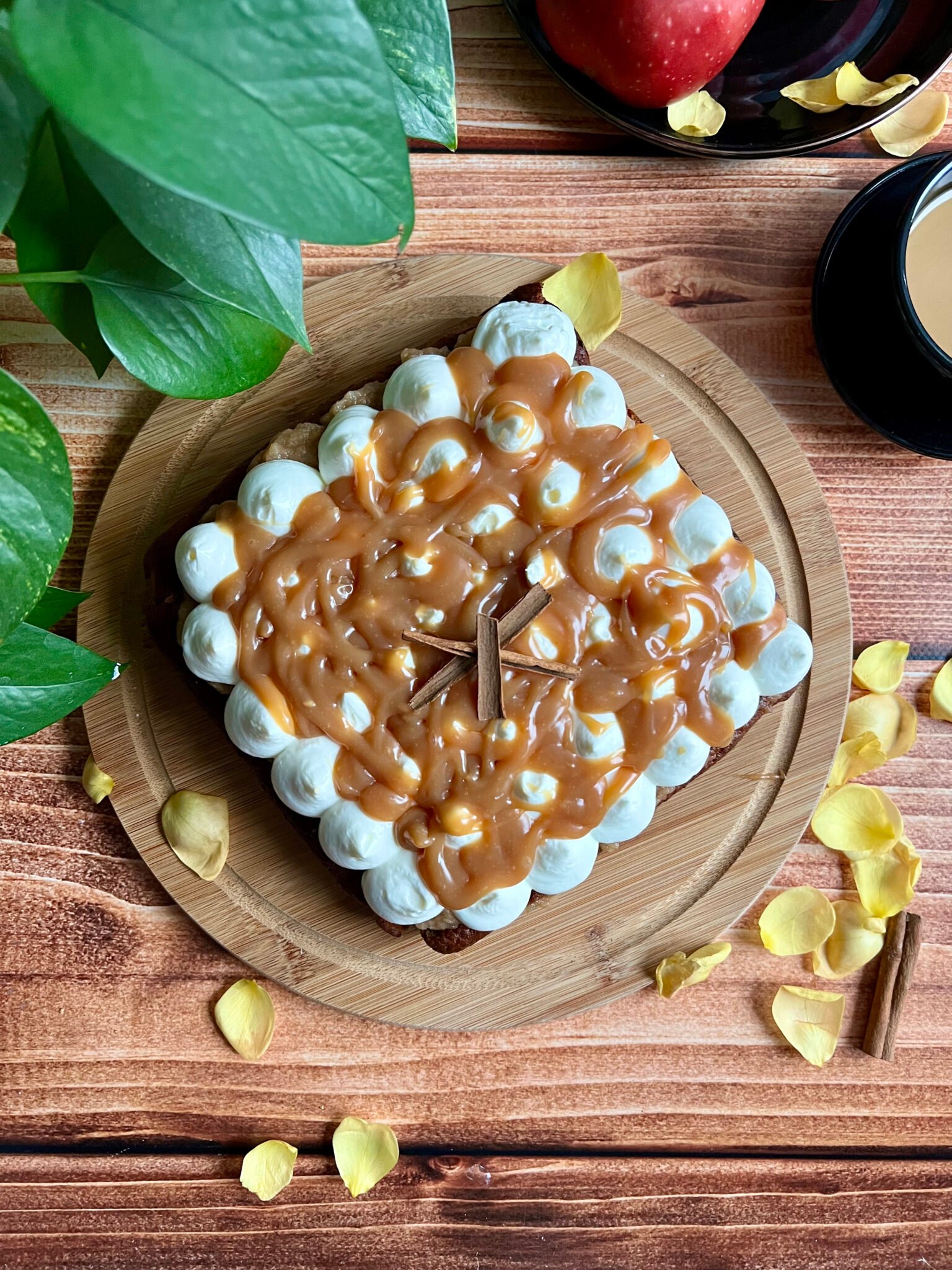 Keto ciasto jabłkowe z karmelem i kremem