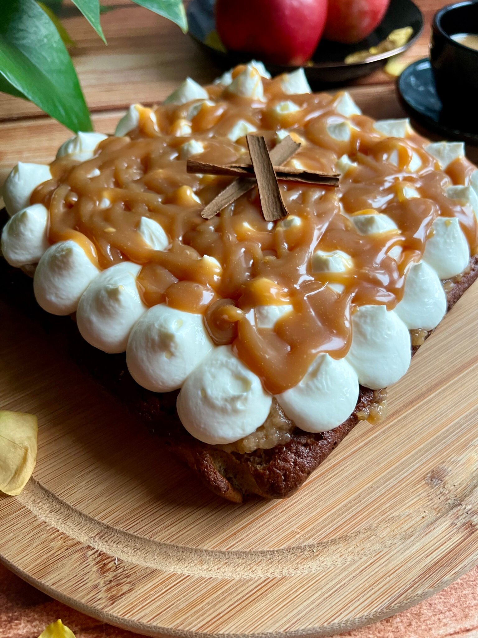 Keto ciasto jabłkowe z karmelem i kremem