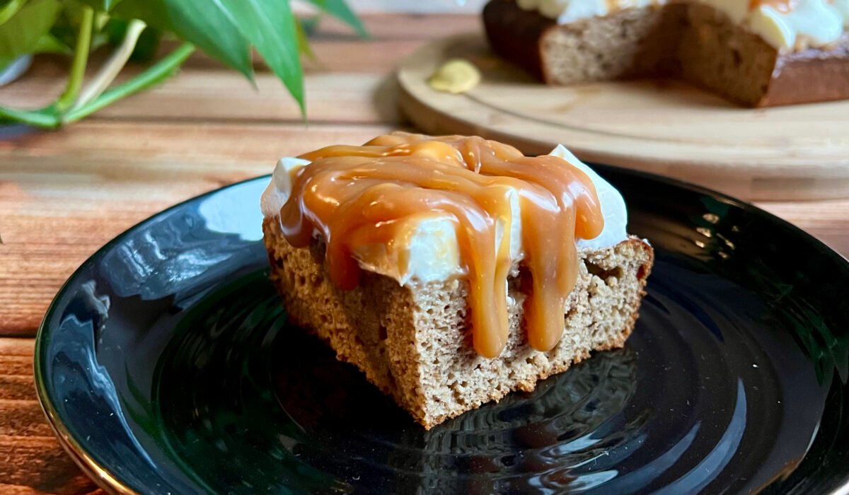 Keto ciasto jabłkowe z karmelem i kremem