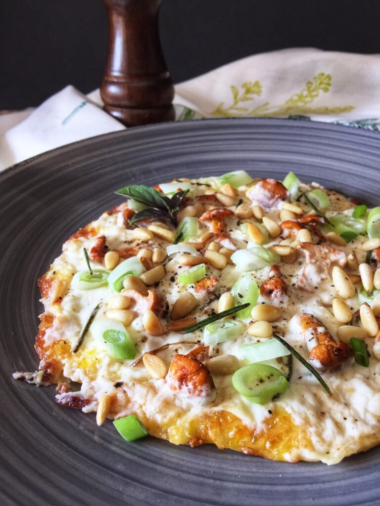 Keto pizza bianca z kurkami - bez mąki i bez glutenu
