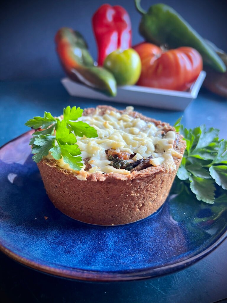 Keto tarta z grzybami i kabanosem - pomysł na jesienny obiad