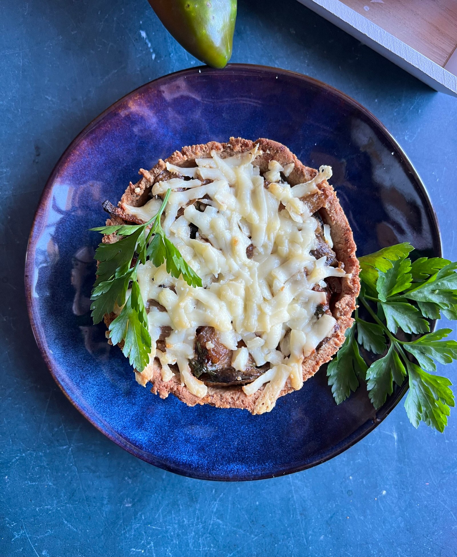 Keto tarta z grzybami i kabanosem - pomysł na jesienny obiad