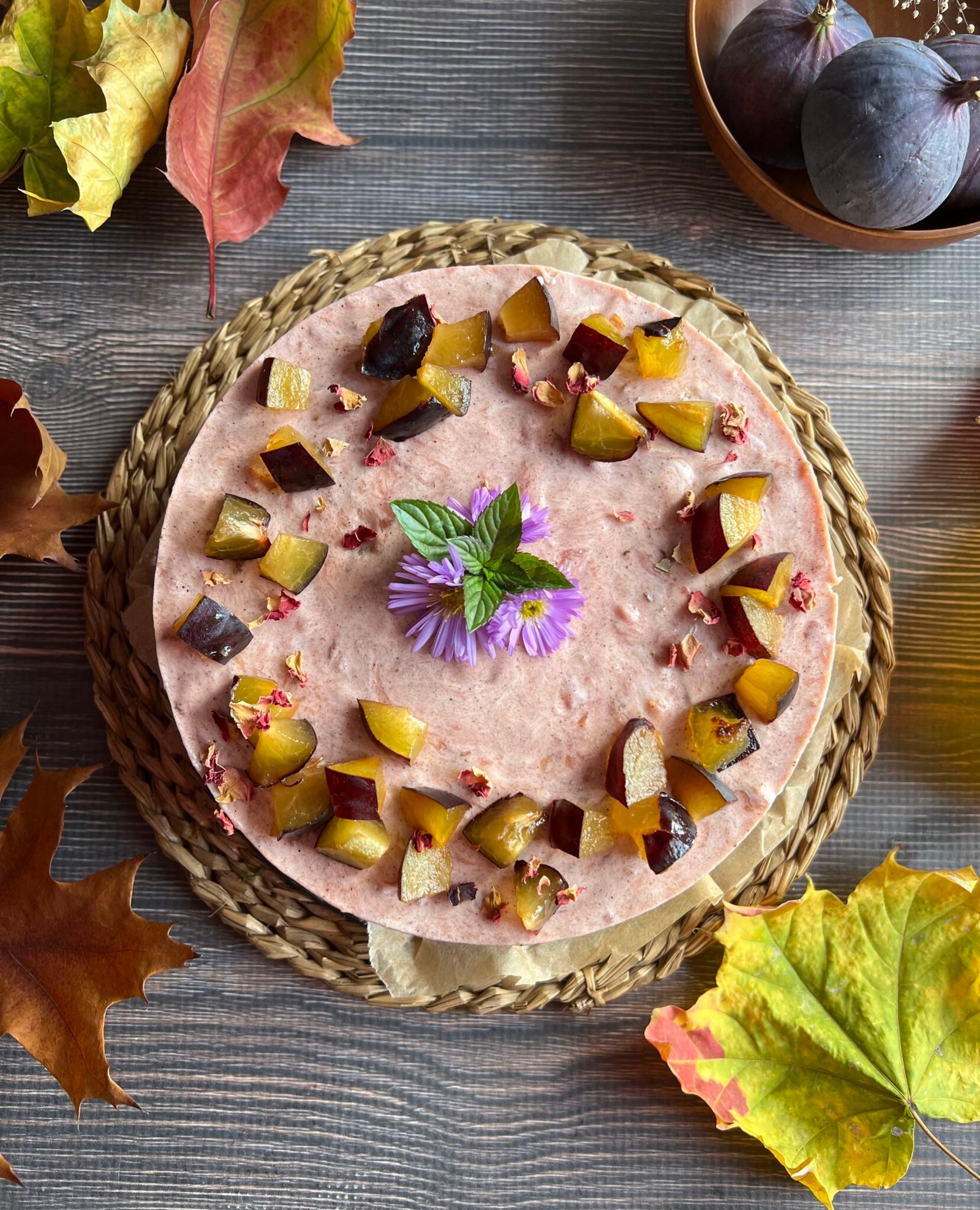 Keto sernik na zimno ze śliwkami – pyszny deser bez pieczenia