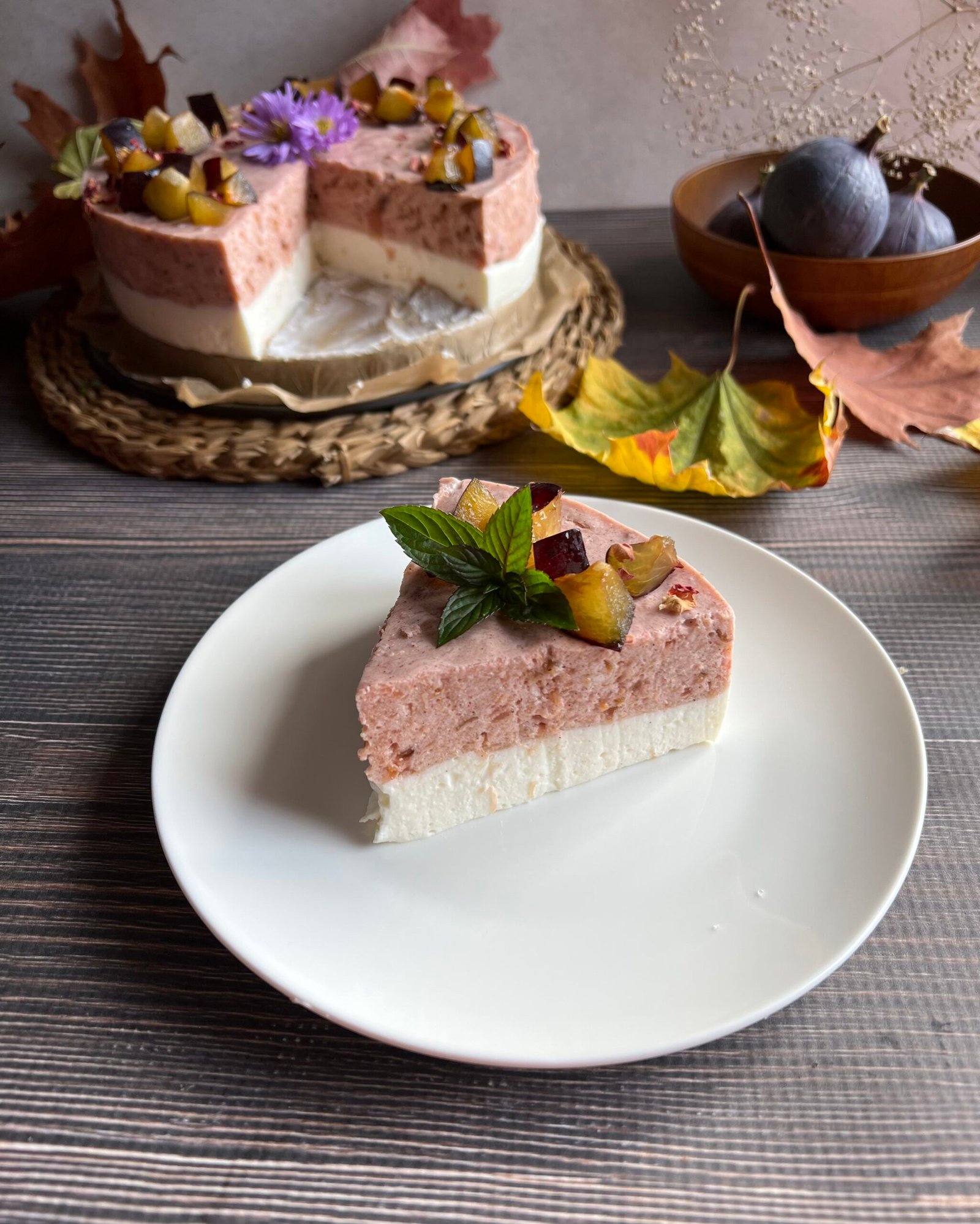 Keto sernik na zimno ze śliwkami – pyszny deser bez pieczenia
