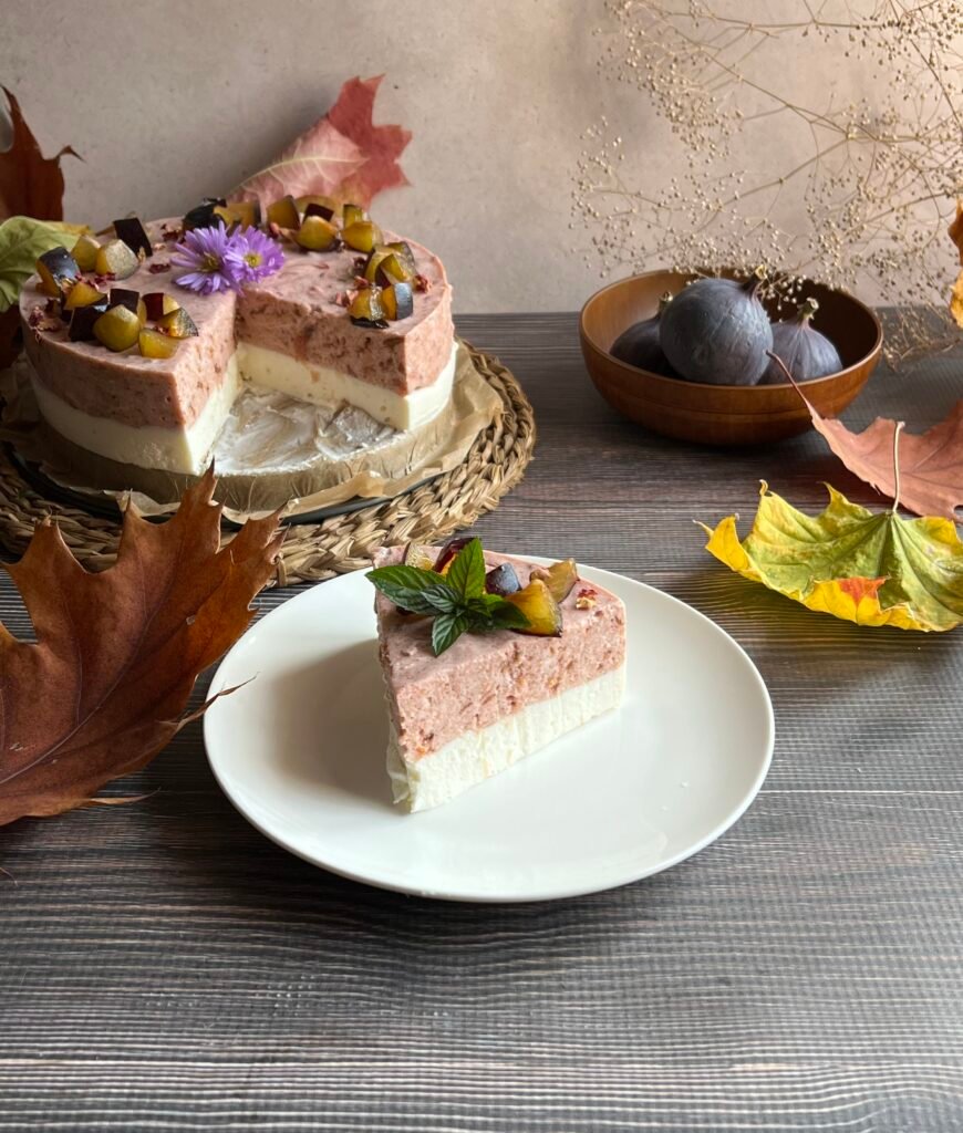 Keto sernik na zimno ze śliwkami – pyszny deser bez pieczenia