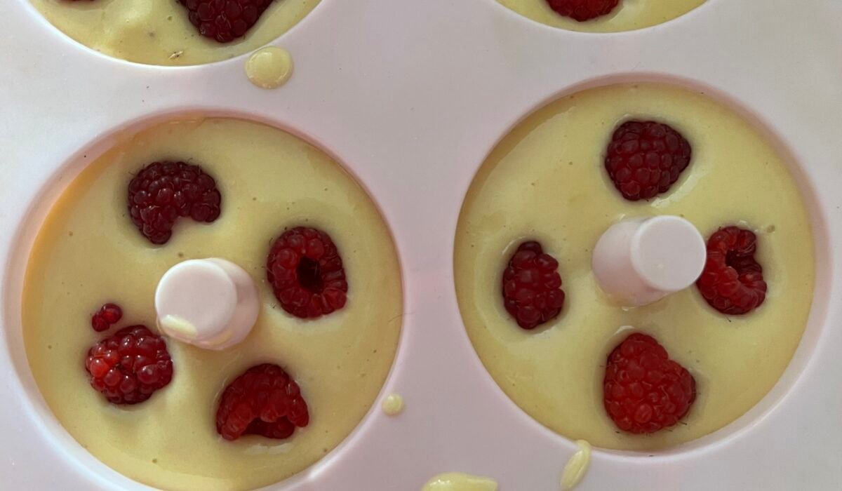Keto donuty z malinami z piekarnika – na Halloween