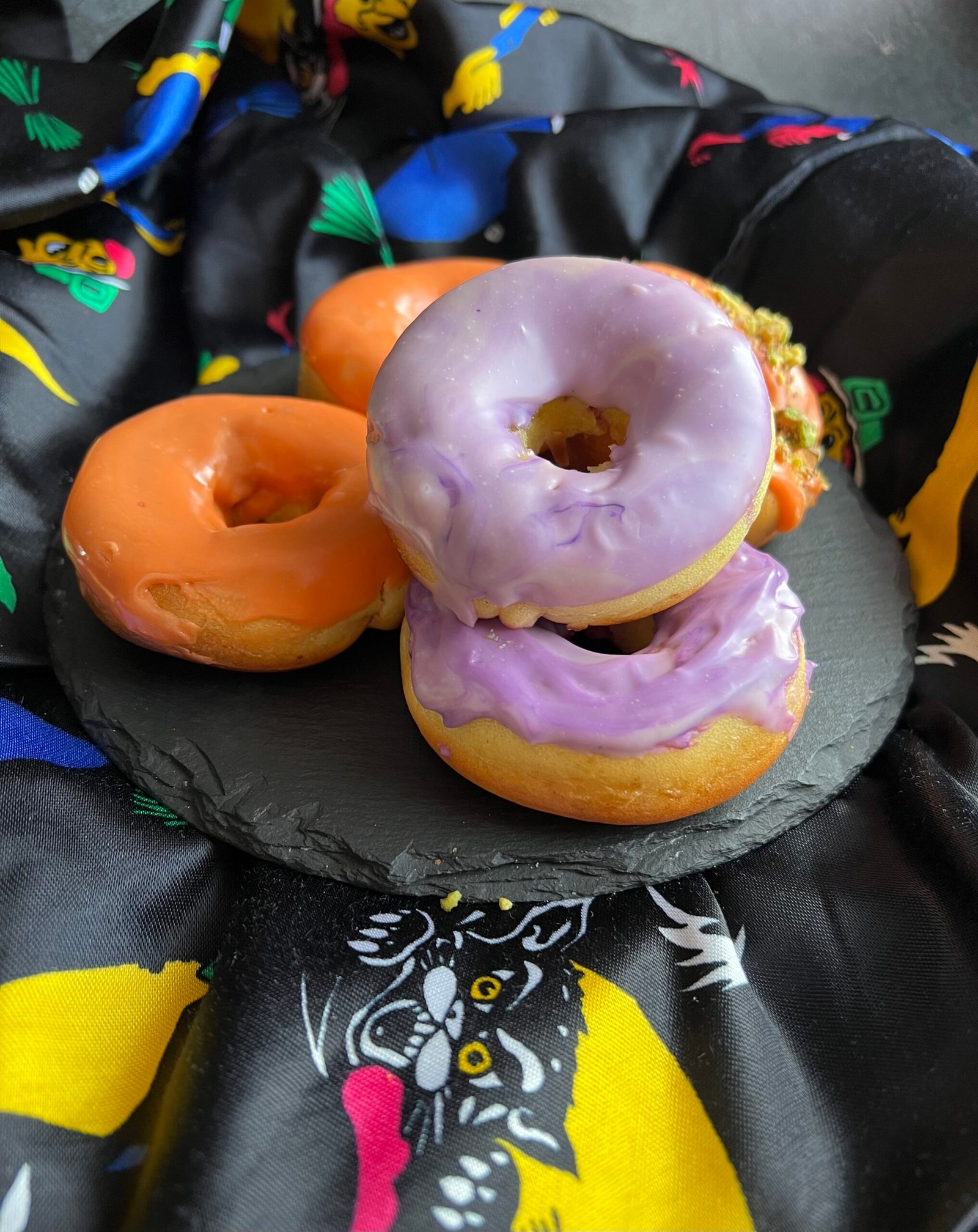 Keto donuty z malinami z piekarnika – na Halloween