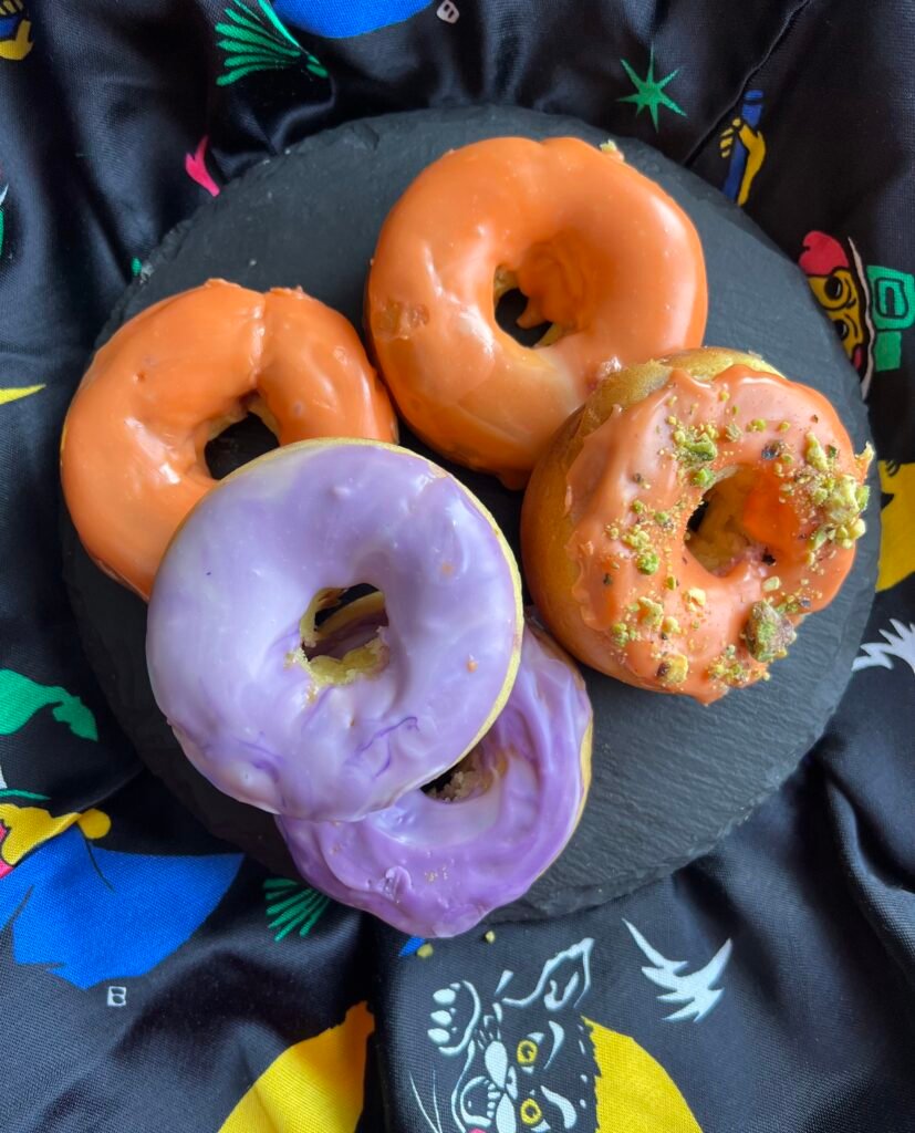 Keto donuty z malinami z piekarnika – na Halloween