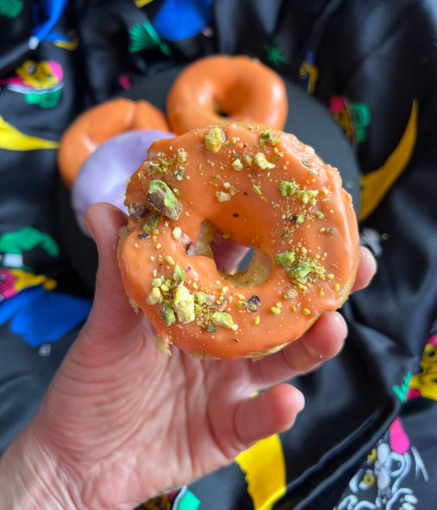 Keto donuty z malinami z piekarnika – na Halloween