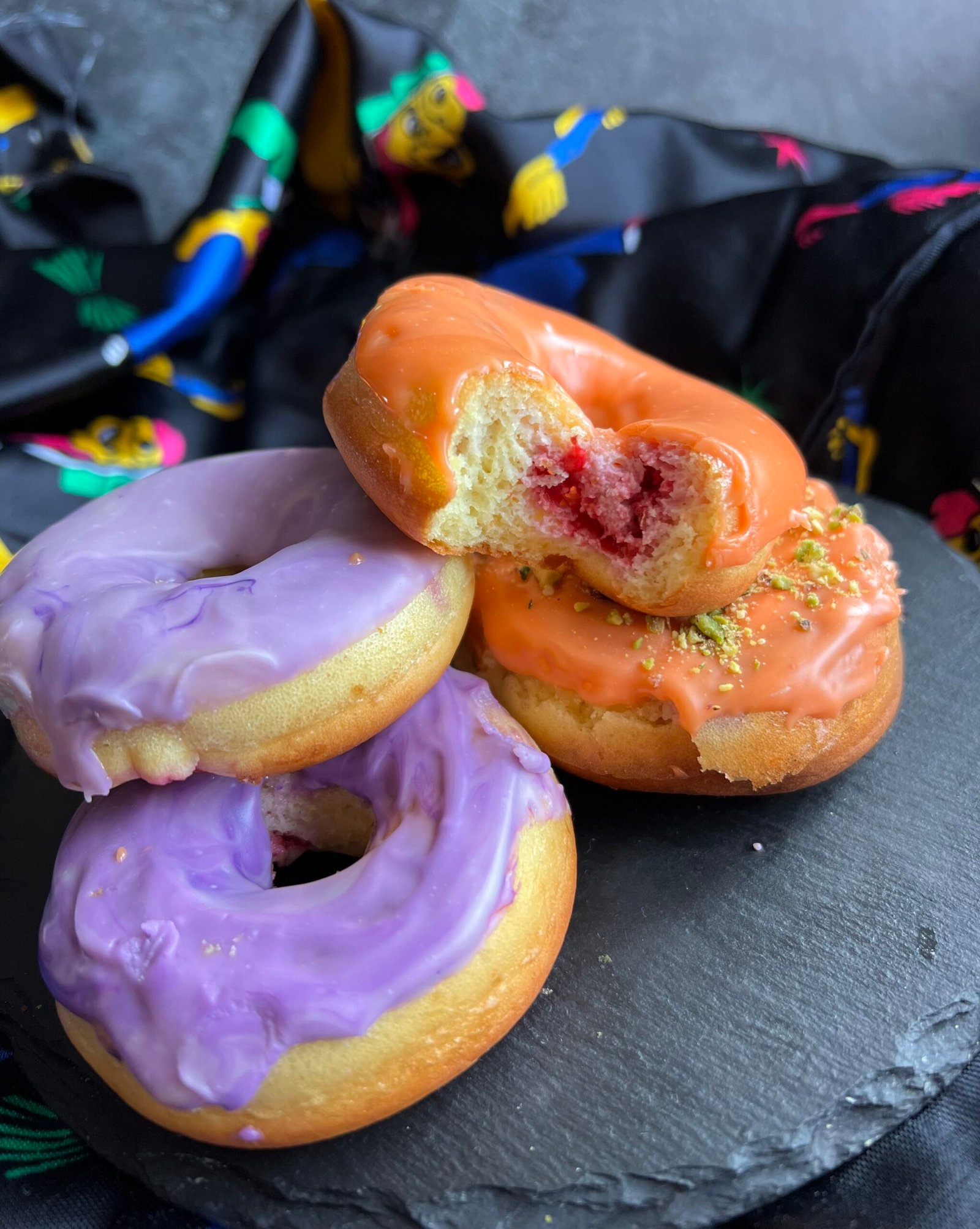 Keto donuty z malinami z piekarnika – na Halloween