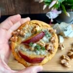 Keto bułeczki z serem pleśniowym i śliwką