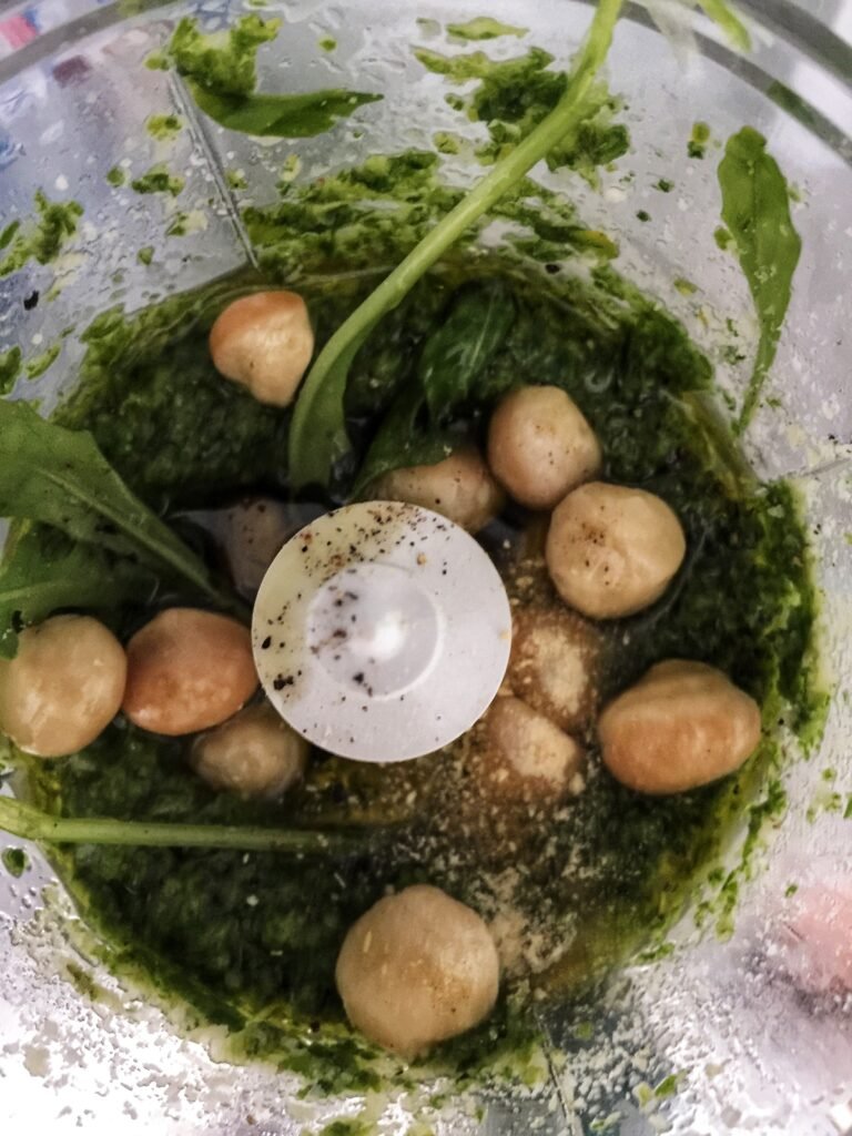 Pesto z rukoli z orzechami makadamia
