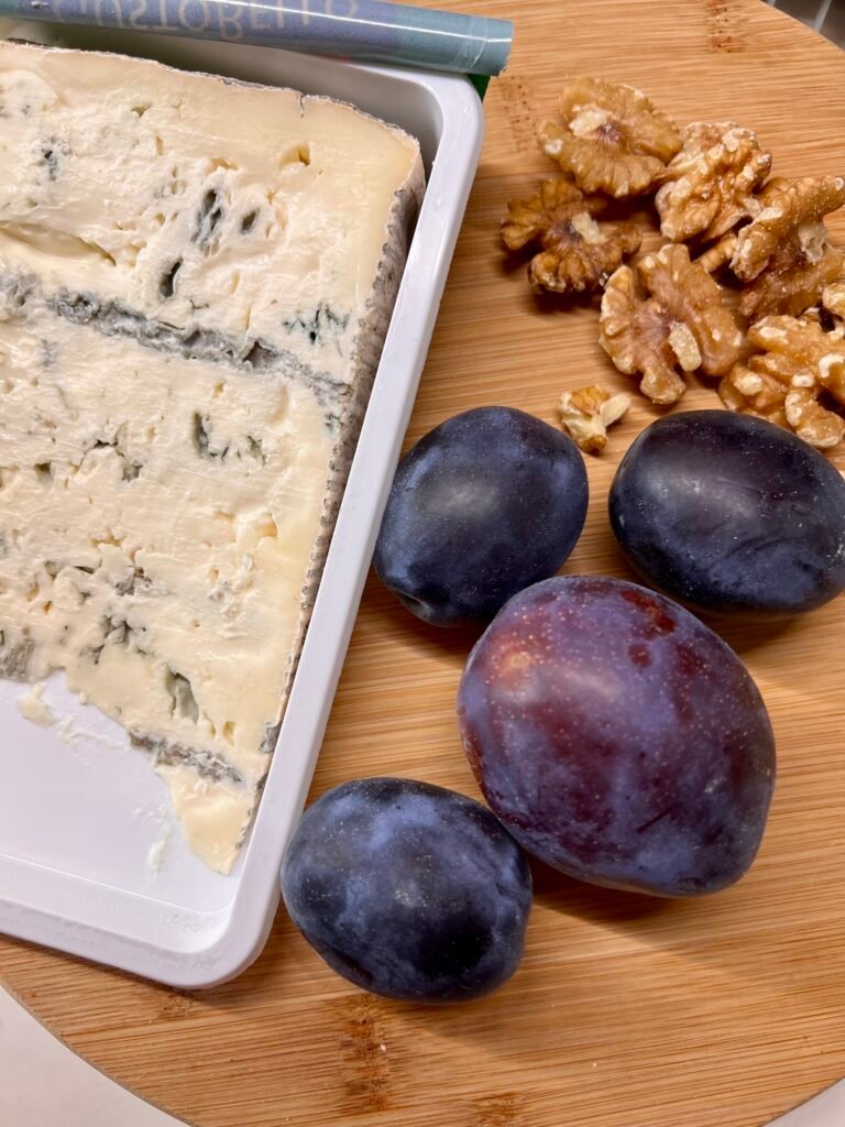 Keto bułeczki z serem pleśniowym, śliwką i orzechami włoskimi - składniki