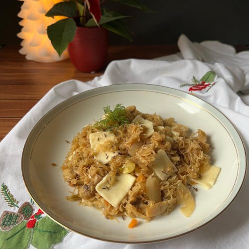 Keto łazanki z kapustą kiszoną i pieczarkami