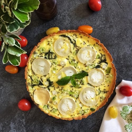 Keto tarta z kozim serem, dymką i miętą