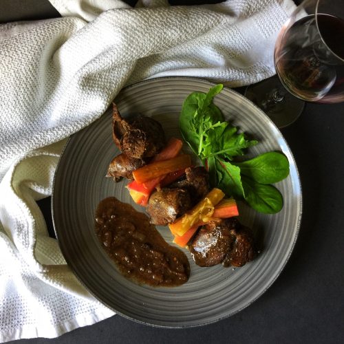 Wątróbka z sosem na bazie czerwonego wina i szalotki z duszonym na maśle rabarbarem. Superfood, keto, przepisy, low carb