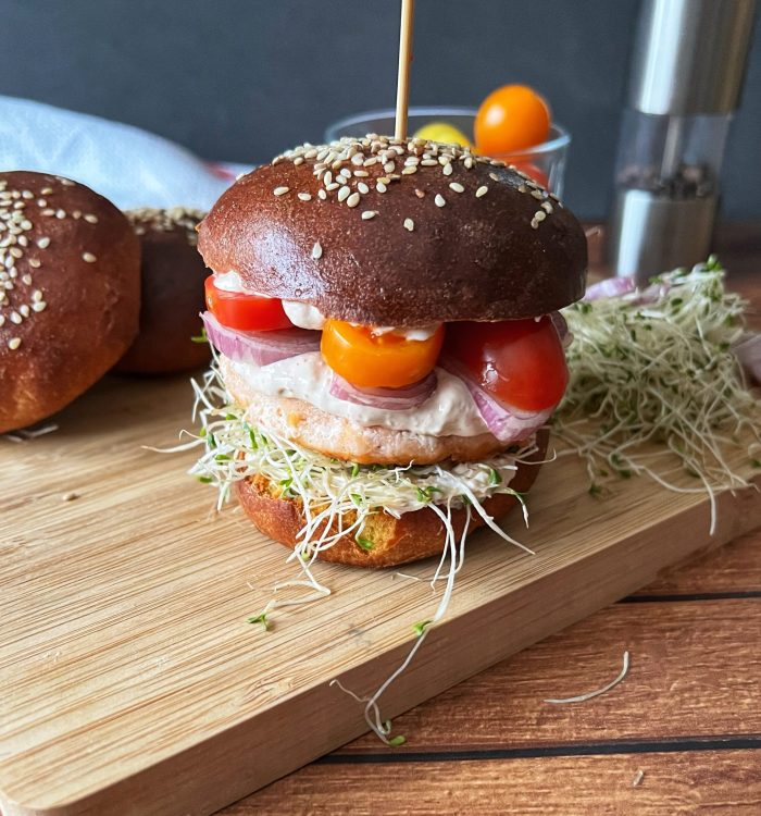 Keto fishburger z łososia w azjatyckim klimacie