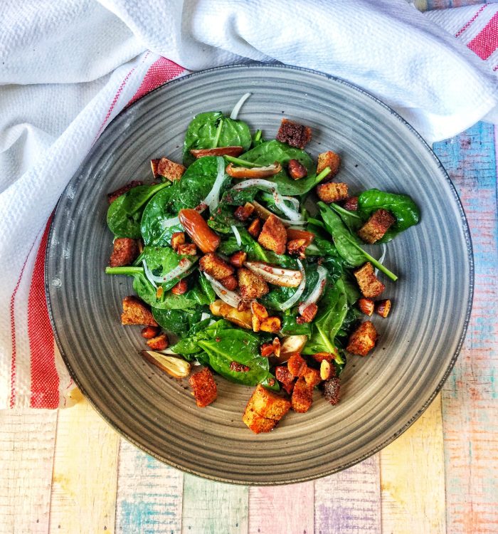 Sałatka szpinakowa z daktylami