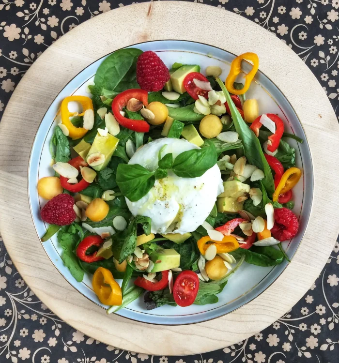 Lekka sałatka z mozzarellą, malinami i kaki