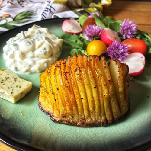 kalarepa hasselback, sałatka, twarożek, masło ziołowe