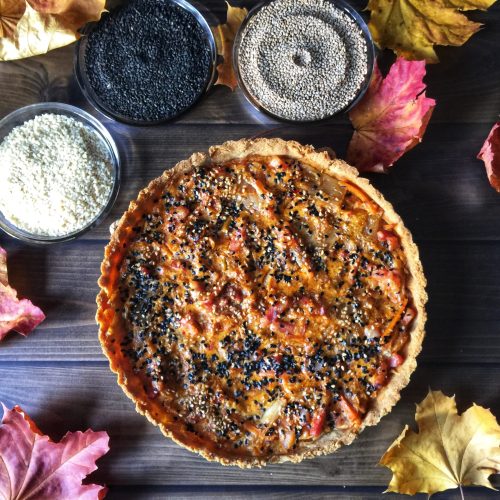 Keto tarta z kimchi i z boczkiem na bezglutenowym spodzie