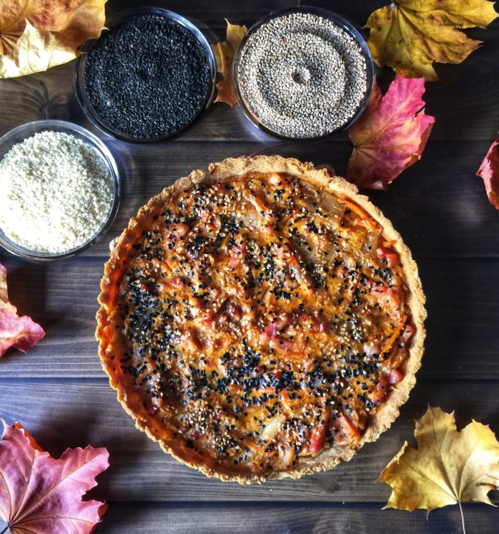 Keto tarta z kimchi i z boczkiem na bezglutenowym spodzie