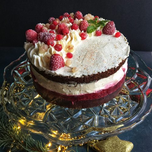 Keto tort piernikowy z kremem karmelowym i malinami – aromatyczny, bezglutenowy deser idealny na święta i wyjątkowe okazje.