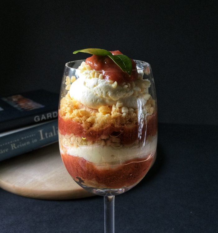 Keto tiramisu rabarbarowe - bez jajek