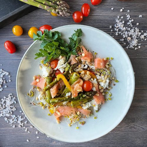 Keto sałatka ze szparagami łososiem i mozzarellą