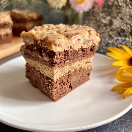 Keto tort kawowy z kajmakiem i orzechami - wyjątkowe ciasto na wyjątkowe okazje