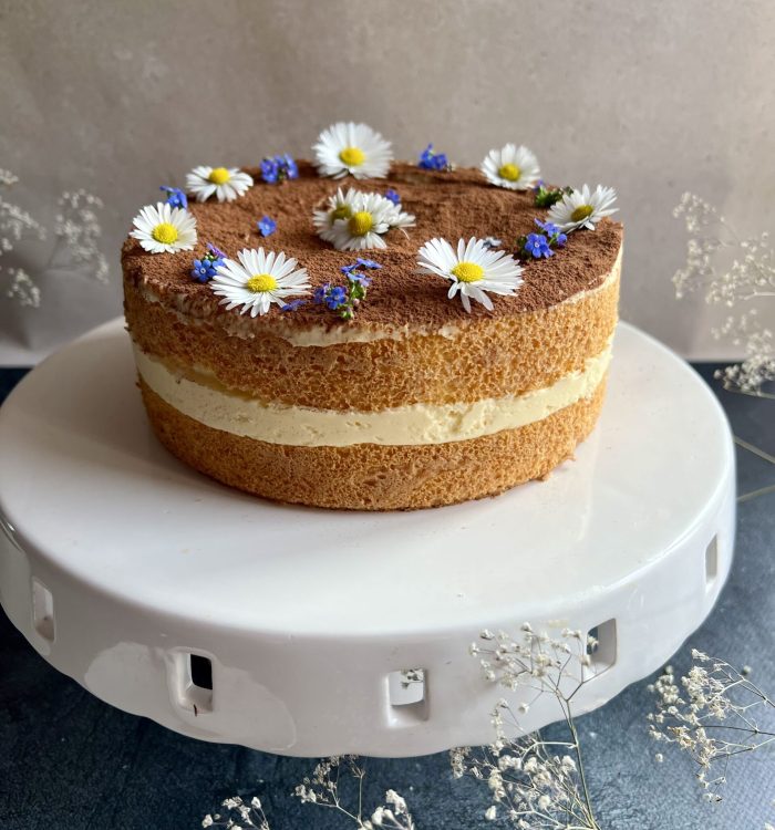 Keto tort z kremem tiramisu i dżemem agrestowym z fasolką tonka