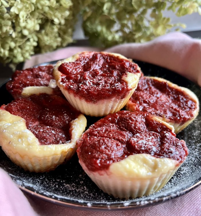 Mini serniczki z truskawkami - pyszny deser do przygotowania w pół godziny