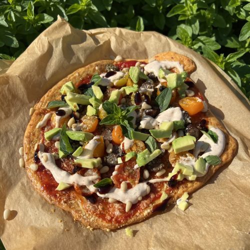 Keto pizza na spodzie z cheddara z kiełbasą i pomidorkami koktajlowymi , przepisy , low carb