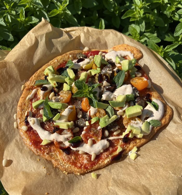 Keto pizza na spodzie z cheddara z kiełbasą i pomidorkami koktajlowymi , przepisy , low carb