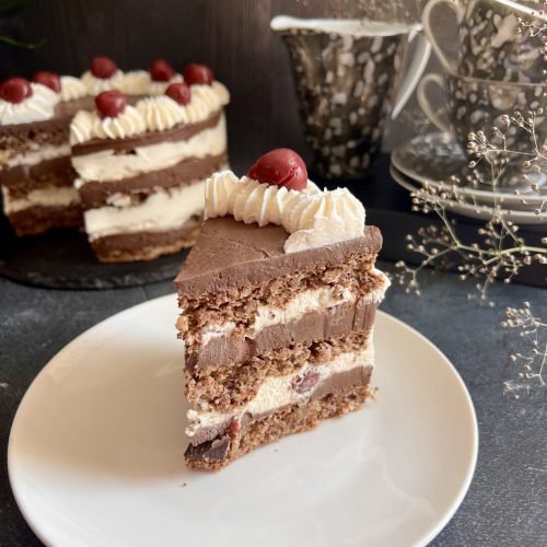 Keto tort Dulcynea czekoladowo - orzechowy z kremem śmietankowym