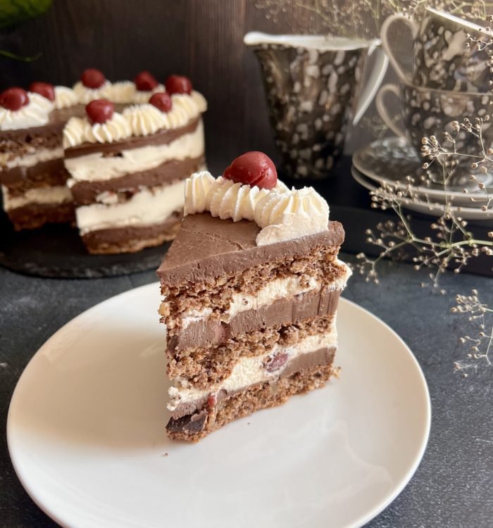 Keto tort Dulcynea czekoladowo - orzechowy z kremem śmietankowym