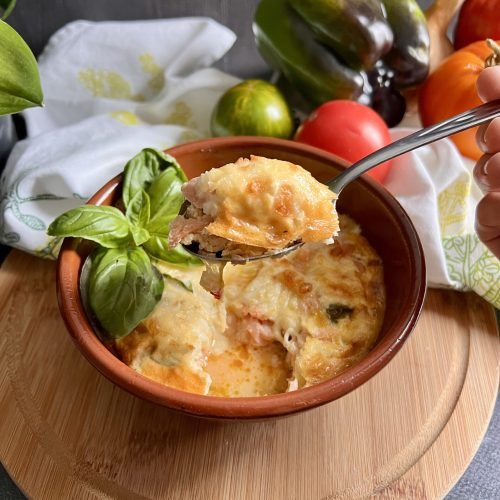 Keto zapiekanka z wędzonym łososiem i warzywami - prosta i sycąca