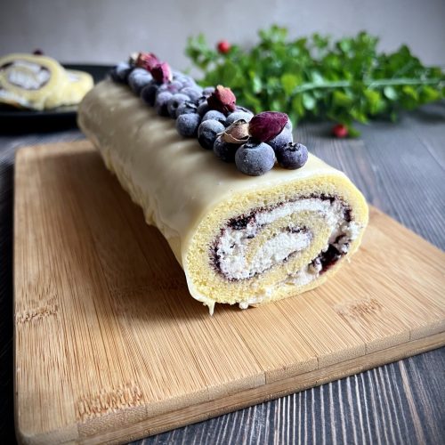 Keto rolada z kremem waniliowym i dżemem borówkowym