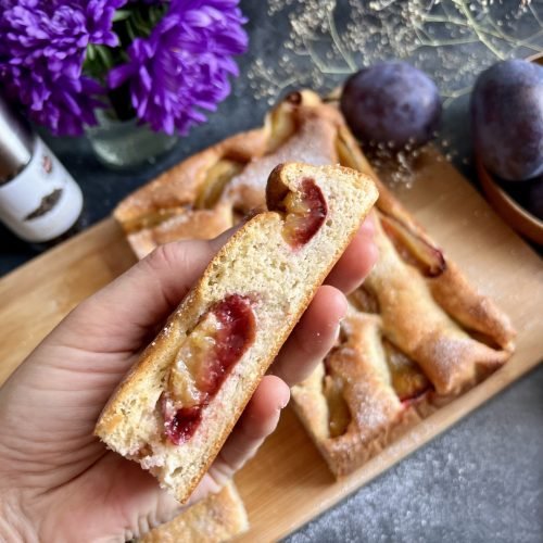 Keto ciasto ze śliwkami i cynamonem - puszyste i wilgotne!