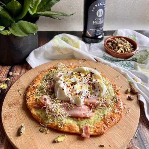 Keto pizza z burratą, włoską mortadelą i pesto pistacjowym.