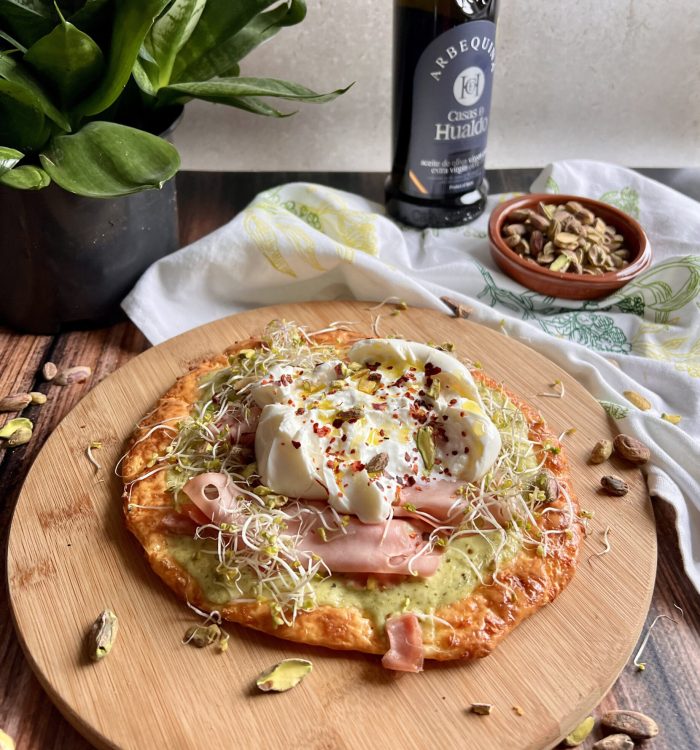 Keto pizza z burratą, włoską mortadelą i pesto pistacjowym.