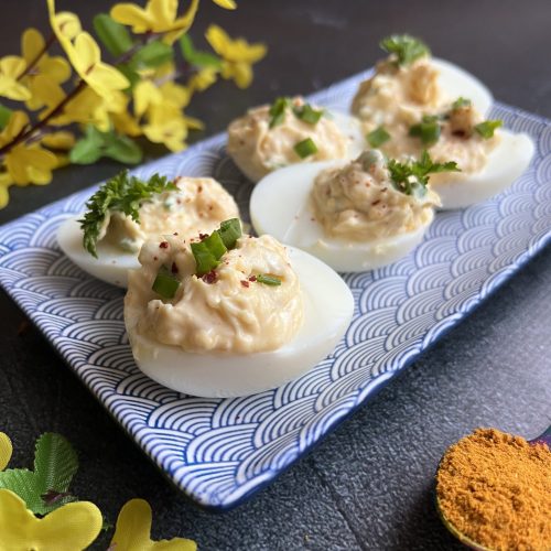jajka faszerowane pastą z dodatkiem curry, keto