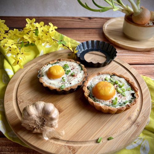 Mini tarty ze szpinakiem, czarnym czosnkiem i jajem, keto, bez glutenu