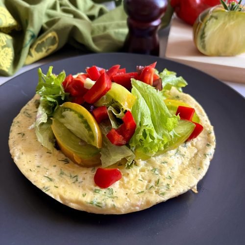 Keto omlet z łososiem wędzonym, chrzanem i koperkiem